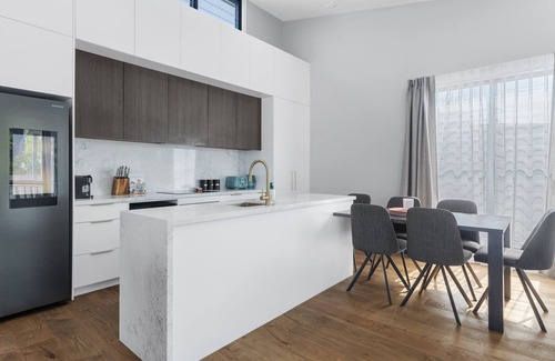 Marks Point Maison | Shiraz at Marks Point: Lovely 2-Bed Villa