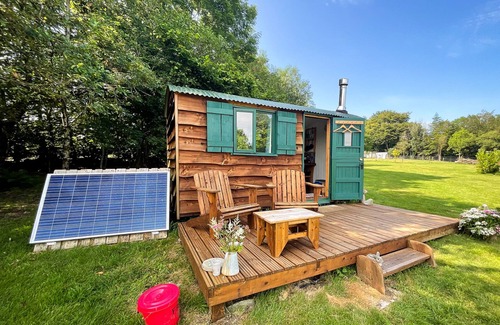 Bethania Cabine | Shire the Shepherd's Hut - Welcoming Dogs