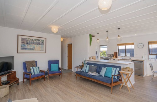 Whangamata Maison | Shore Beats Work - Whangamata Holiday Home