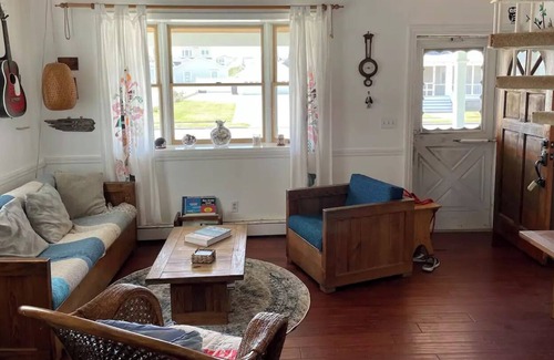 Strathmere Maison | Shore cottage steps away from warm sandy feet