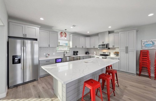 Crystal Beach Cabine | Shore Thing - Beach Front - Sleeps 22