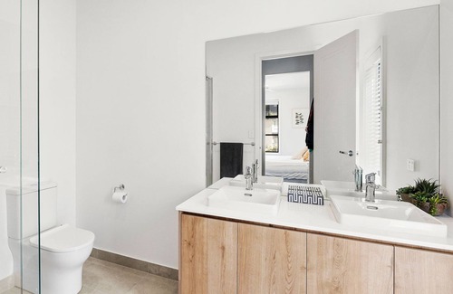 Lorne Maison | Shoreline, A beautiful, modern 4-bed home with many features for a memorable family vacation