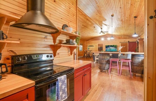 Fairfield Beach Cabine | Shoreline Shadows Log Cabin with NEW Hot Tub!