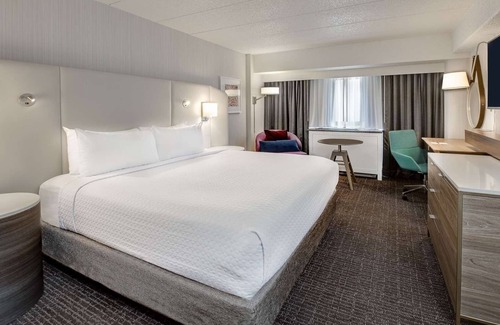 Downtown Columbus Hôtel | Short Drive to Victorian Village, Pets Allowed, Outdoor Fireplace