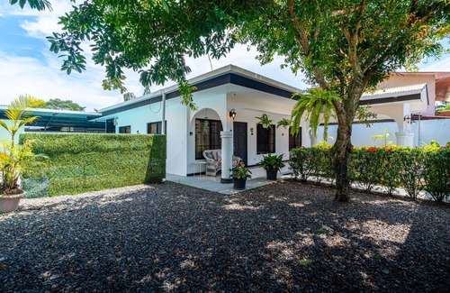 Parrita Maison | Short drives to two amazing beaches-Palo Seco+Playa Bandera, walk to shopping
