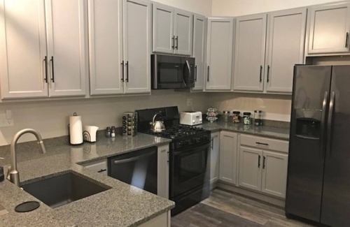 South Bend Appartement | Court séjour près de Notre Dame parfait pour les week-ends de football ou les voyages d'affaires.