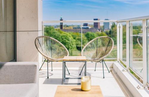 Hasselt Appartement | SHS HOMES-LUXE HIGHRISE, 2 BEDROOMS, KITCHEN, FREE PARKING, STUNNING VIEW, LARGE TARRASSE, Workspace