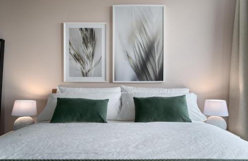 Hasselt Appartement | SHS HOMES-LUXE HIGHRISE, 2 BEDROOMS, KITCHEN, FREE PARKING, STUNNING VIEW, LARGE TARRASSE, Workspace