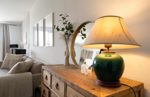 Hasselt Appartement | SHS HOMES-LUXE HIGHRISE, 2 BEDROOMS, KITCHEN, FREE PARKING, STUNNING VIEW, LARGE TARRASSE, Workspace