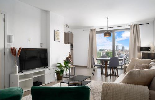 Hasselt Appartement | SHS HOMES-LUXE HIGHRISE, 2 BEDROOMS, KITCHEN, FREE PARKING, STUNNING VIEW, LARGE TARRASSE, Workspace