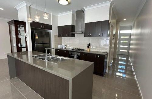 North Lakes Maison | Sienna Rise - Walk to Westfield sleeps 6 North Lakes
