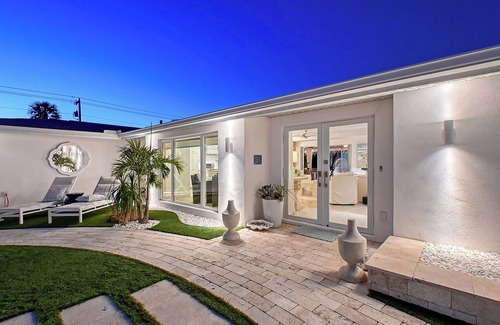 Siesta Key Village Maison | Siesta Key Oasis-Spectacular with heated pool/spa and steps to beach and Village