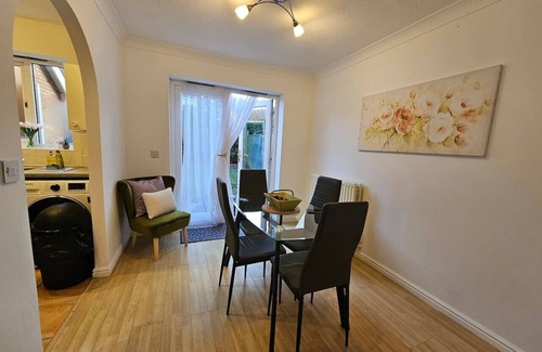 Swindon Maison | Sigerson House Long Stay Discounts Free Parking