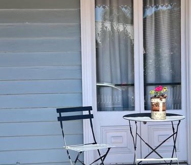 Semaphore Maison | Signal Cottage close to beach and Semaphore Road