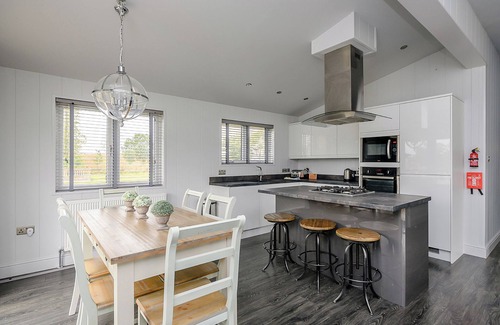 Bury St Edmunds Chalet De Ski | Signature Spa Six Pet