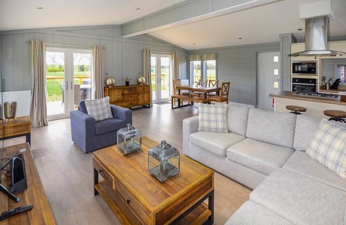 Bury St Edmunds Chalet De Ski | Signature Spa Six Pet