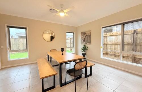 Griffin Maison | Silky Oak Stay - Brand New House in Griffin