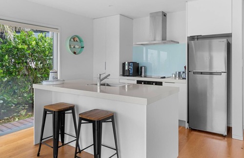 Langs Beach Maison | Silver Seas - Modern, sunny holiday home with sea views and self-contained studio
