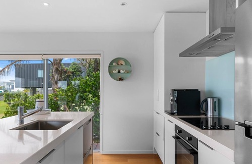 Langs Beach Maison | Silver Seas - Modern, sunny holiday home with sea views and self-contained studio