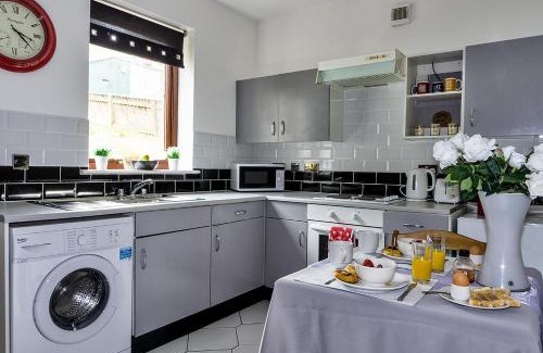 Greenock Maison | Silver Tides House