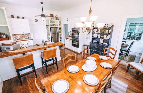 Fayetteville Maison | Silverspur à Round Top - Incroyable ferme restaurée des années 1800 sur 40 acres avec piscine!