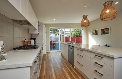 South Bay Maison | Simon's Place - Kaikoura Holiday Home