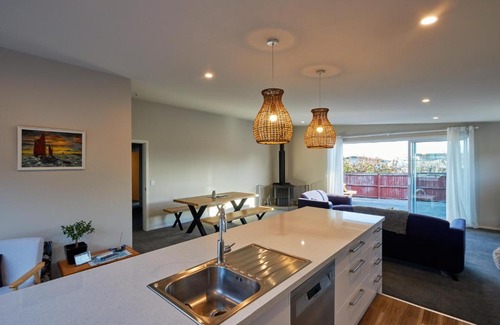 South Bay Maison | Simon's Place - Kaikoura Holiday Home