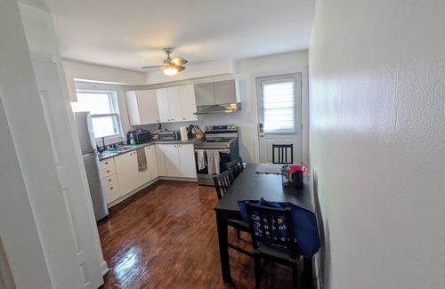 Pointe-Saint-Charles Appartement | Simple, Clean,close to metro and groceries, marche atwater, canal lachine