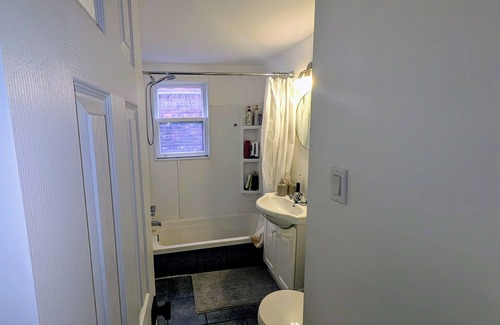 Pointe-Saint-Charles Appartement | Simple, Clean,close to metro and groceries, marche atwater, canal lachine