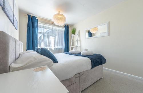 Newcastle-Under-Lyme Appartement | Simple Comforts - 2BR Flat with Free Parking in Newcastle-under-Lyme