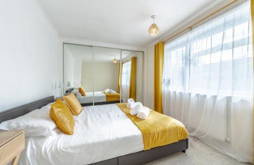 Newcastle-Under-Lyme Appartement | Simple Comforts - 2BR Flat with Free Parking in Newcastle-under-Lyme