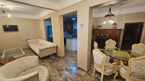 Bab Sharqi Appartement | Simple sea view apartment - families only