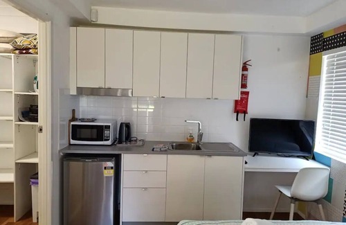 Sunnybank Maison | Simple Sunnybank Studio FREE A/C, parking & WiFi