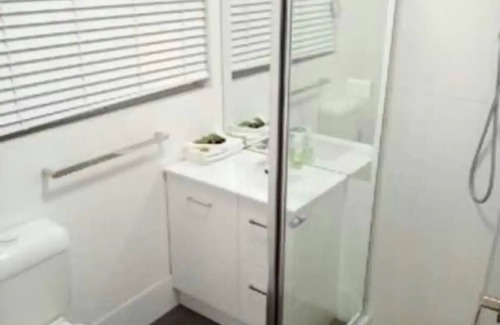 Sunnybank Maison | Simple Sunnybank Studio FREE A/C, parking & WiFi