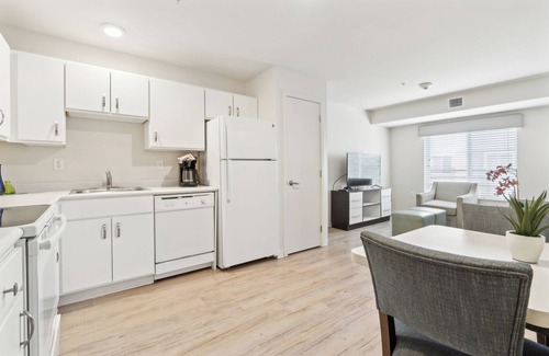 Far North Central Appartement | Simplicity At the Rim 1219 I Spacious 1 Bed 1 Bth