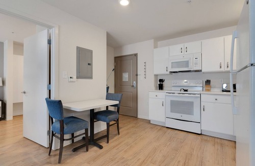 Far North Central Appartement | Simplicity At the Rim 1305 I Spacious 1 Bed 1 Bth