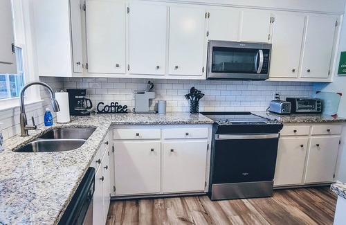 Mount Pleasant Maison | Simply Sunny Fun! 4BR Close to DT Chas & Beaches! Great backyard firepit & games