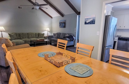 Mount Pleasant Maison | Simply Sunny Fun! 4BR Close to DT Chas & Beaches! Great backyard firepit & games