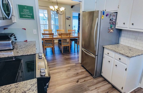 Mount Pleasant Maison | Simply Sunny Fun! 4BR Close to DT Chas & Beaches! Great backyard firepit & games