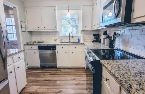 Mount Pleasant Maison | Simply Sunny Fun! 4BR Close to DT Chas & Beaches! Great backyard firepit & games