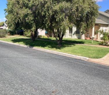 Swan Hill Maison | Single Bed's Suit Business Travellers