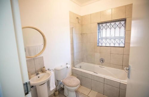Govan Mbeki Maison | 1 Bedroom Guest Room No Loadshedding Shared House