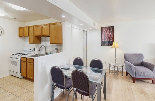 Menlo Park Copropriété | Single-level Condo with community pool/hot tub/clubhouse, in central location