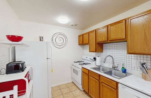 Menlo Park Copropriété | Single-level Condo with community pool/hot tub/clubhouse, in central location