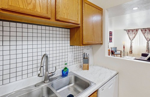 Menlo Park Copropriété | Single-level Condo with community pool/hot tub/clubhouse, in central location