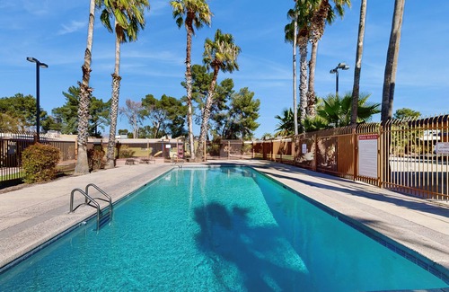 Menlo Park Copropriété | Single-level Condo with community pool/hot tub/clubhouse, in central location