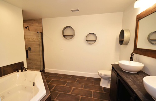 Oaks Corners Lit Et Petit-Déjeuner | Single Level Lakefront Paradise. Pool, Hot Tub, Kayaks and More. Sleeps 10 Adults