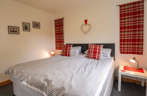 Geary Cottage | SINGLE MALT COTTAGE, romantic, with a garden in Dunvegan