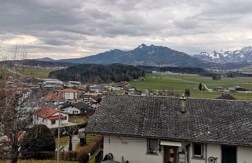 Le Paquier Appartement | Chambre simple dans une maison partagée dans un village calme, Gruyères. Région de Fribourg.