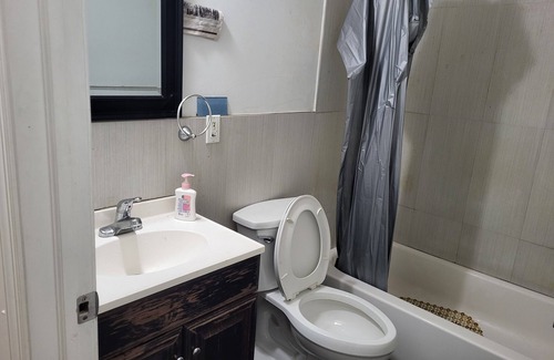 Jersey City Appartement | Single room in 3 BHK. Shared kitchen and shared bathroom with 2 more guests.